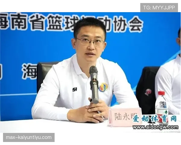篮球比赛中裁判如何协商判罚流程以避免误判